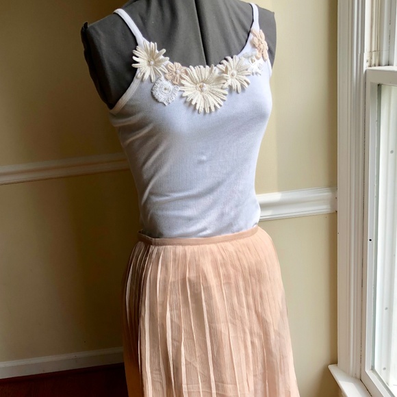 Off-white ribbed tank w/ lace flower appliques - Picture 1 of 8